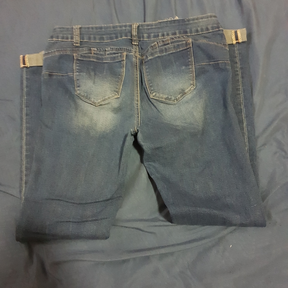 Junior ripped jean